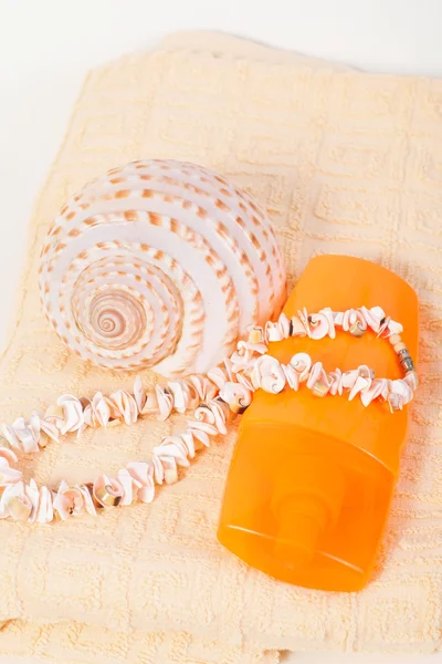 瓶的洗发水和毛巾的贝壳，贝壳珠 — 图库照片