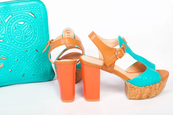 Sommer schöne High Heels und Handtasche — Stockfoto