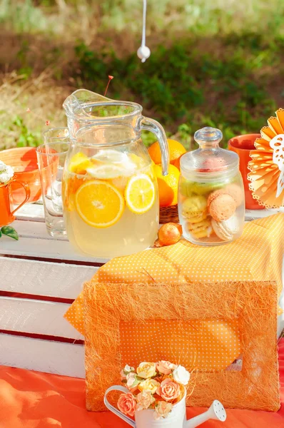 Dekorerad med apelsiner och saft i sommar — Stockfoto