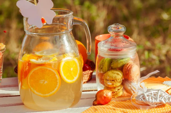 Dekorerad med apelsiner och saft i sommar — Stockfoto