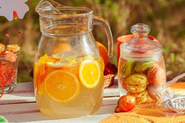 Zdobené piknik s pomeranče a limonády v létě — Stock fotografie