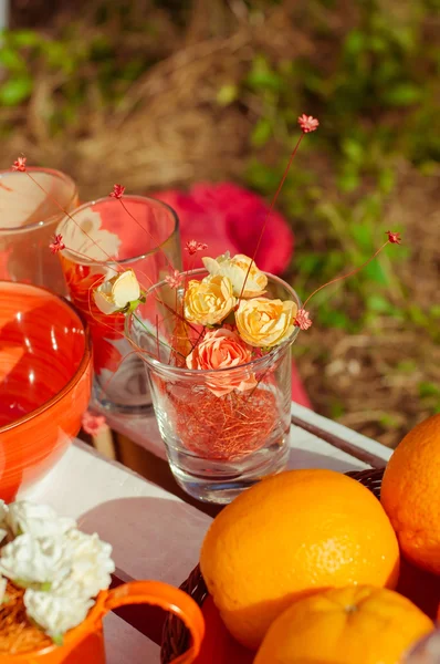 Oranžové piknik s květy pomeranče a brýle — Stock fotografie