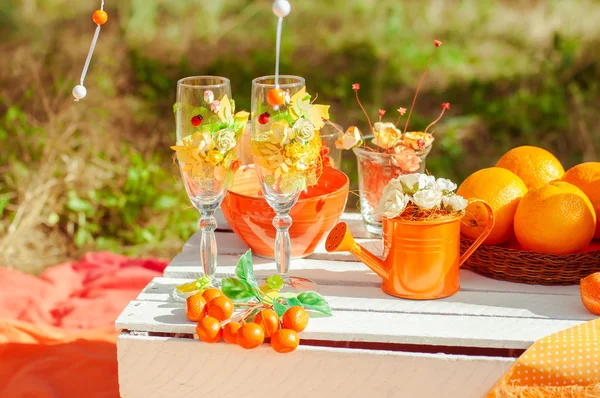 Piquenique laranja com laranjas flores e óculos — Fotografia de Stock