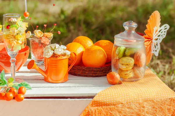 Piquenique laranja com laranjas flores e óculos — Fotografia de Stock