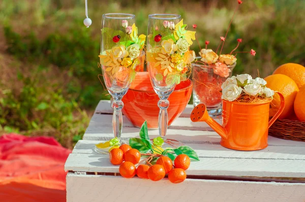 Pique-nique orange avec fleurs d'oranges et verres — Photo