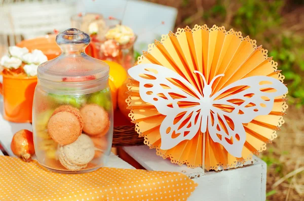 Orange picnic with oranges flowers and cupcakes — Stock Photo, Image