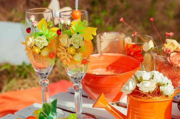 Oranje picnic met sinaasappelen bloemen en glazen — Stockfoto