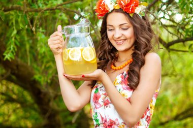 genç kız güzel limonata ile çiçek çelenk