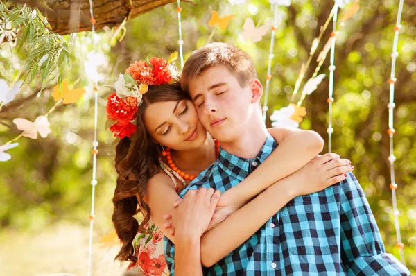 Jeune fille et mec en été — Photo