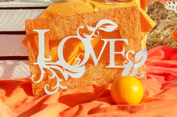 Décorations mot amour sur un fond orange en été — Photo