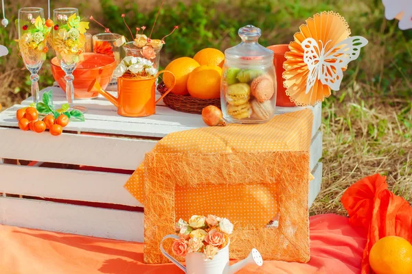 Orangenpicknick mit Orangenblüten und Gläsern — Stockfoto