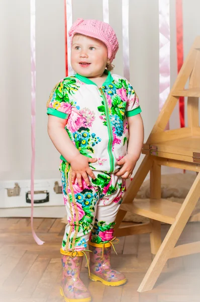 Baby meisje in een modieuze pak, cap — Stockfoto