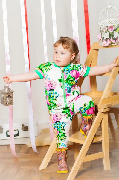 Şık elbiseli bir kız bebek — Stok fotoğraf