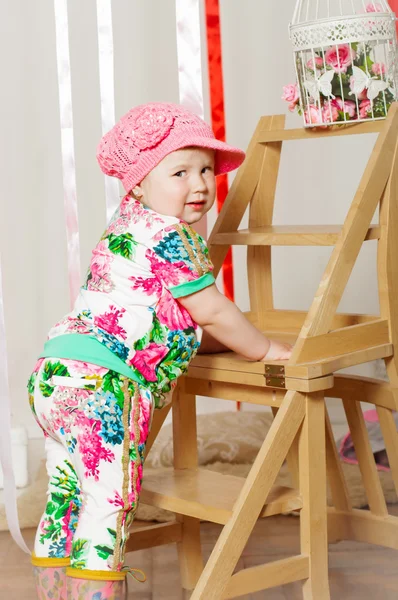 Niña en un traje de moda, gorra —  Fotos de Stock