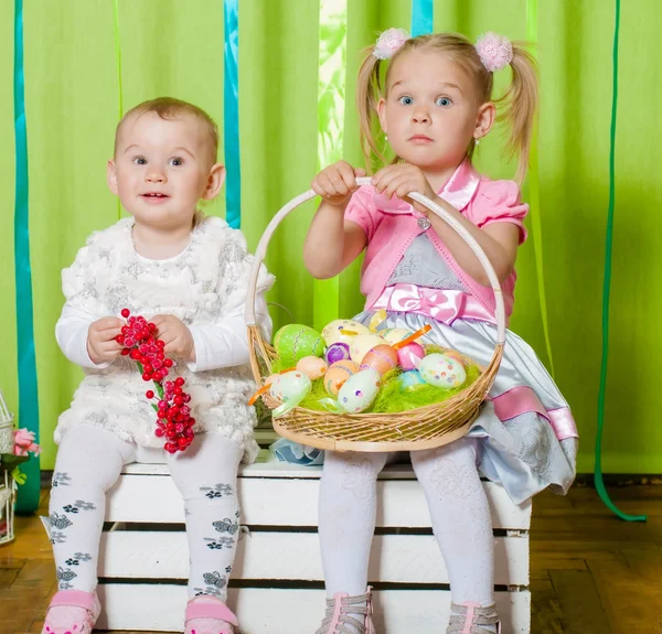Сестры Маленькие девочки в модной одежде — стоковое фото