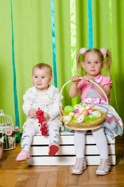 Systrar små flickor i moderiktiga kläder — Stockfoto