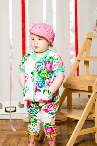 Dziecko dziewczynka w modnym kolorze, czapka — Zdjęcie stockowe