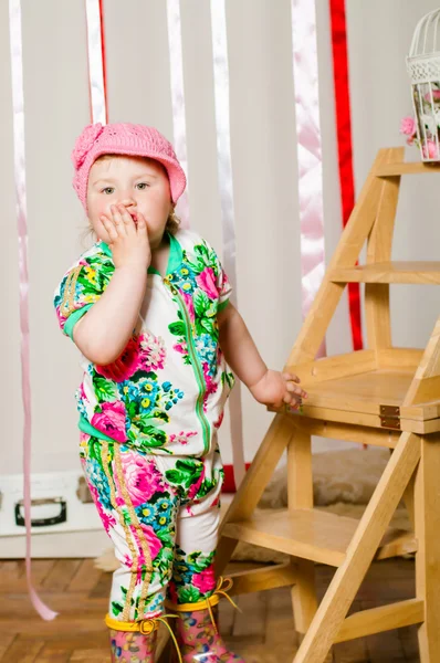 Baby flicka i fashionabla kostym, mössa — Stockfoto