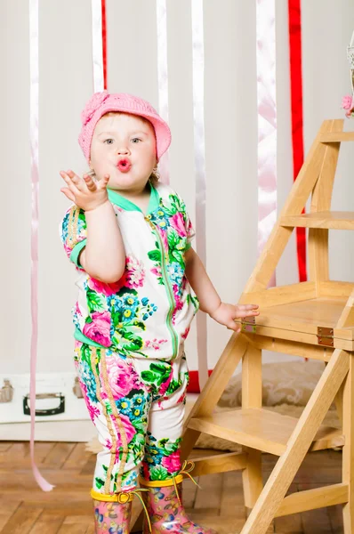 Niña en un traje de moda, gorra —  Fotos de Stock