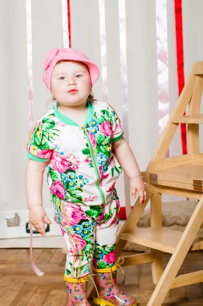 Niña en un traje de moda, gorra —  Fotos de Stock