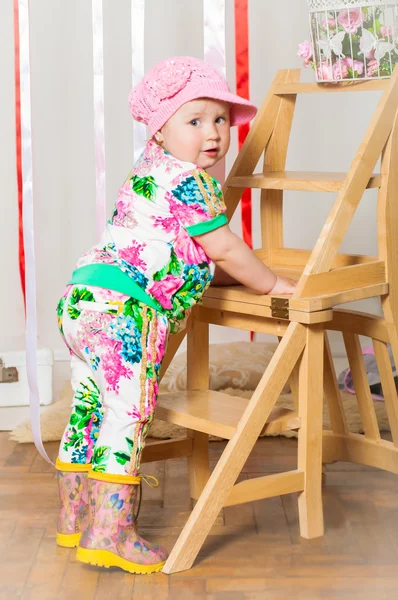 Baby dívka v módní oblek, čepice — Stock fotografie