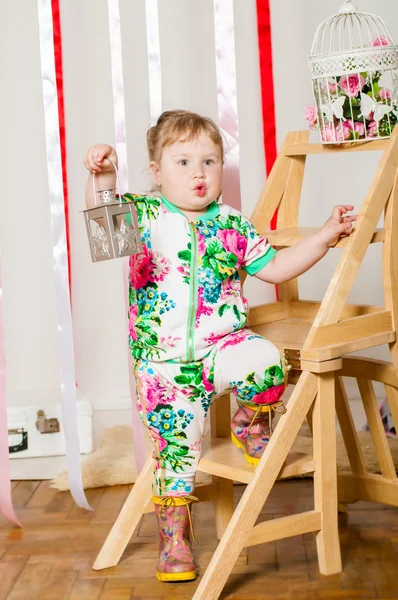 Bebé niña en un traje de moda —  Fotos de Stock