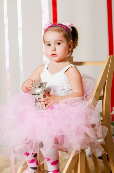 Bebé niña en exuberante falda de color — Foto de Stock