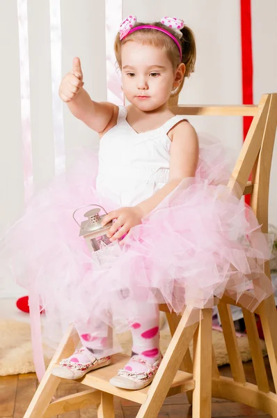 Baby Mädchen in üppiger Farbe Rock — Stockfoto