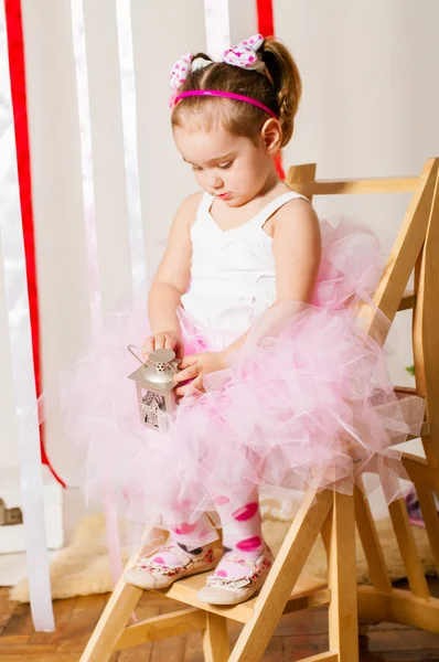 Bebé niña en exuberante falda de color — Foto de Stock