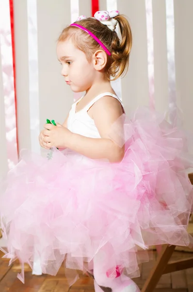 Bambina in gonna di colore lussureggiante — Foto Stock