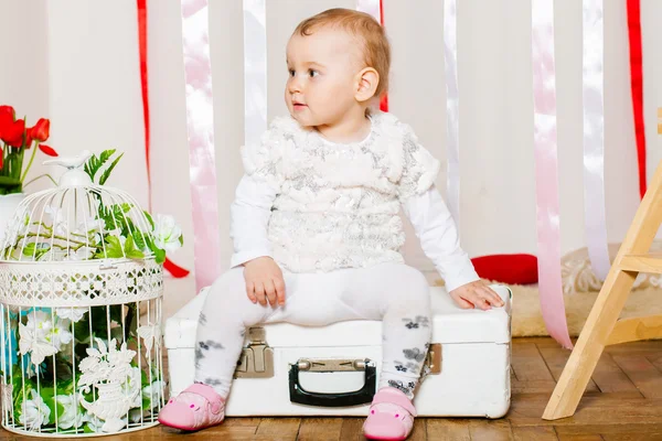 ファッショナブルなスーツの女の赤ちゃん — ストック写真