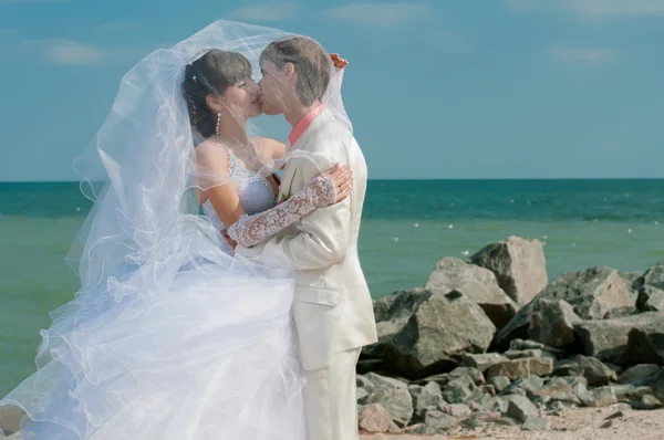 Jeune et belle mariée et marié sur la plage — Photo