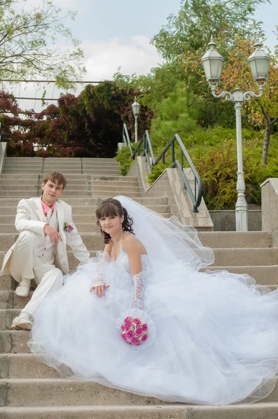 Young and beautiful bride and groom — Stock Photo, Image