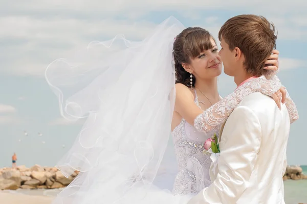年轻、 漂亮的新娘和新郎在海滩上 — 图库照片