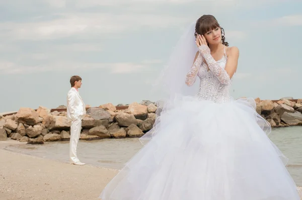 年轻美丽的新娘，在沙滩上的贝壳 — 图库照片