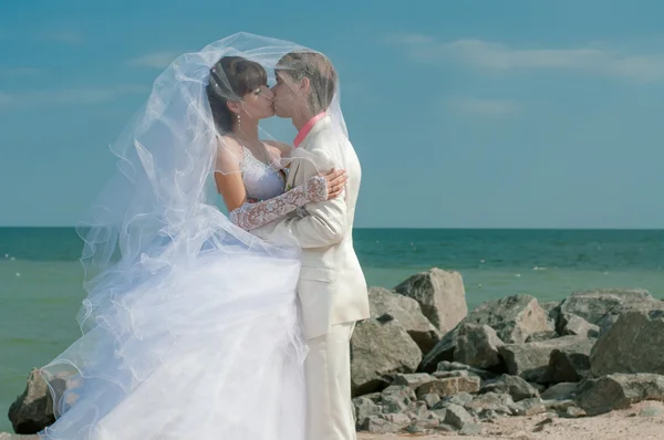 Jeune et belle mariée et marié sur la plage — Photo