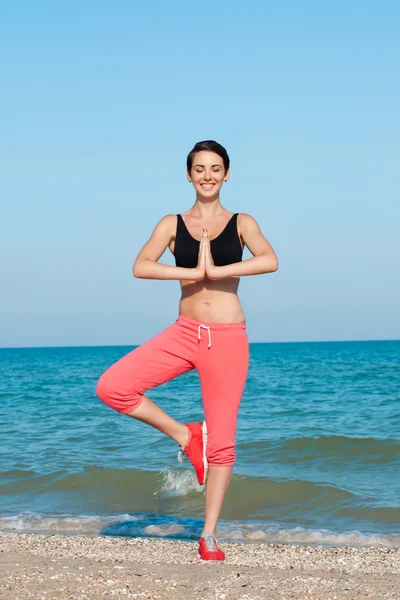 Young beautiful girl athlete playing sports on the beach — Stock Photo, Image