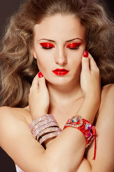 Ung flicka i vackra smycken — Stockfoto