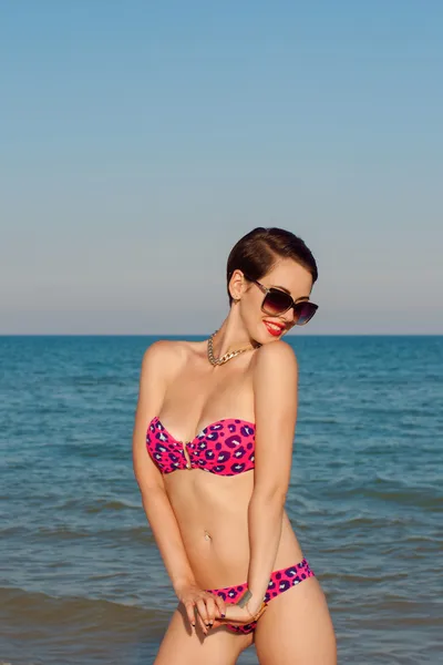 Jeune belle fille en maillot de bain à la plage — Photo