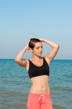 genç güzel kız sahilde oynarken spor atlet