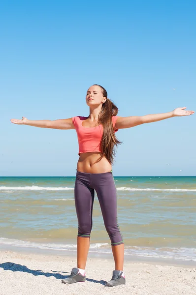 Gadis cantik terlibat dalam yoga di pantai — Stok Foto