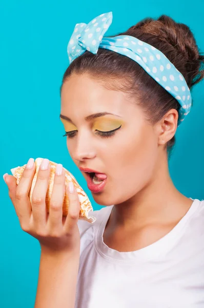 Jeune fille avec une coquille — Photo