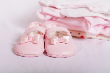 küçük pembe bebek ayakkabıları ve giysileri
