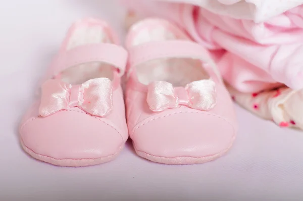 Lilla rosa Babyskor och kläder — Stockfoto