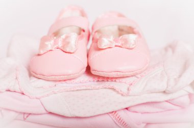 küçük pembe bebek ayakkabıları ve giysileri