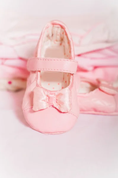 Malá růžová dětská obuv a oblečení — Stock fotografie