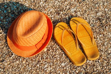 plaj sandaletleri ve aydınlık yaz şapka