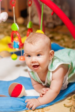 küçük bebek oyuncakları ile oynarken