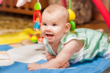 küçük bebek oyuncakları ile oynarken