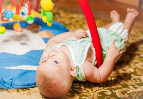 Pequeno bebê brincando com brinquedos — Fotografia de Stock